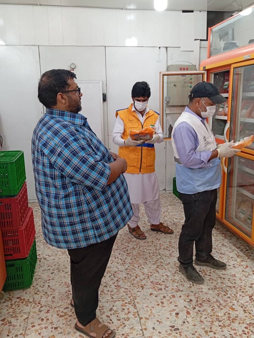 نظارت و بازدید دامپزشکی از مراکز تولید، توزیع و عرضه فرآورده‌ خام دامی در شهرستان خاش